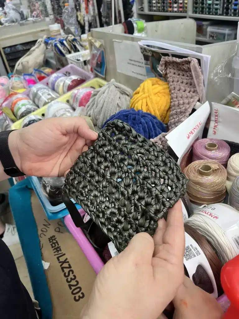 דוגמה סרוגה וסלסלות חוטים בחנות מרקוביץ בחיפה